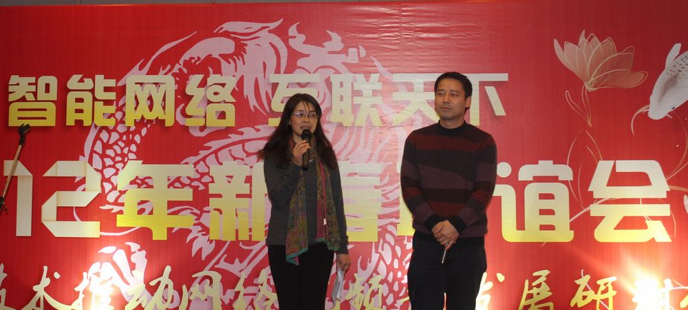 美女帅哥主持--朱缨、岑孟荣